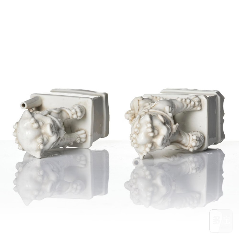 Two blanc de chine figures of buddhist lions/joss stick holders, - 图9